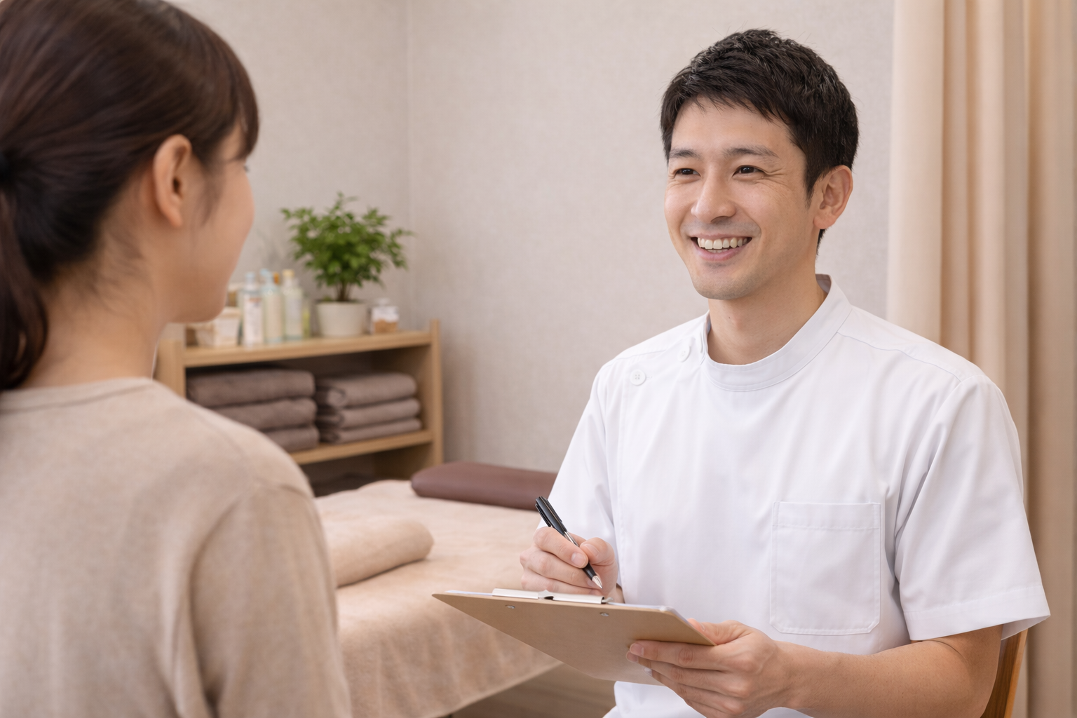 鍼灸院で初回カウンセリングを行う様子（問診票をもとに相談している場面）