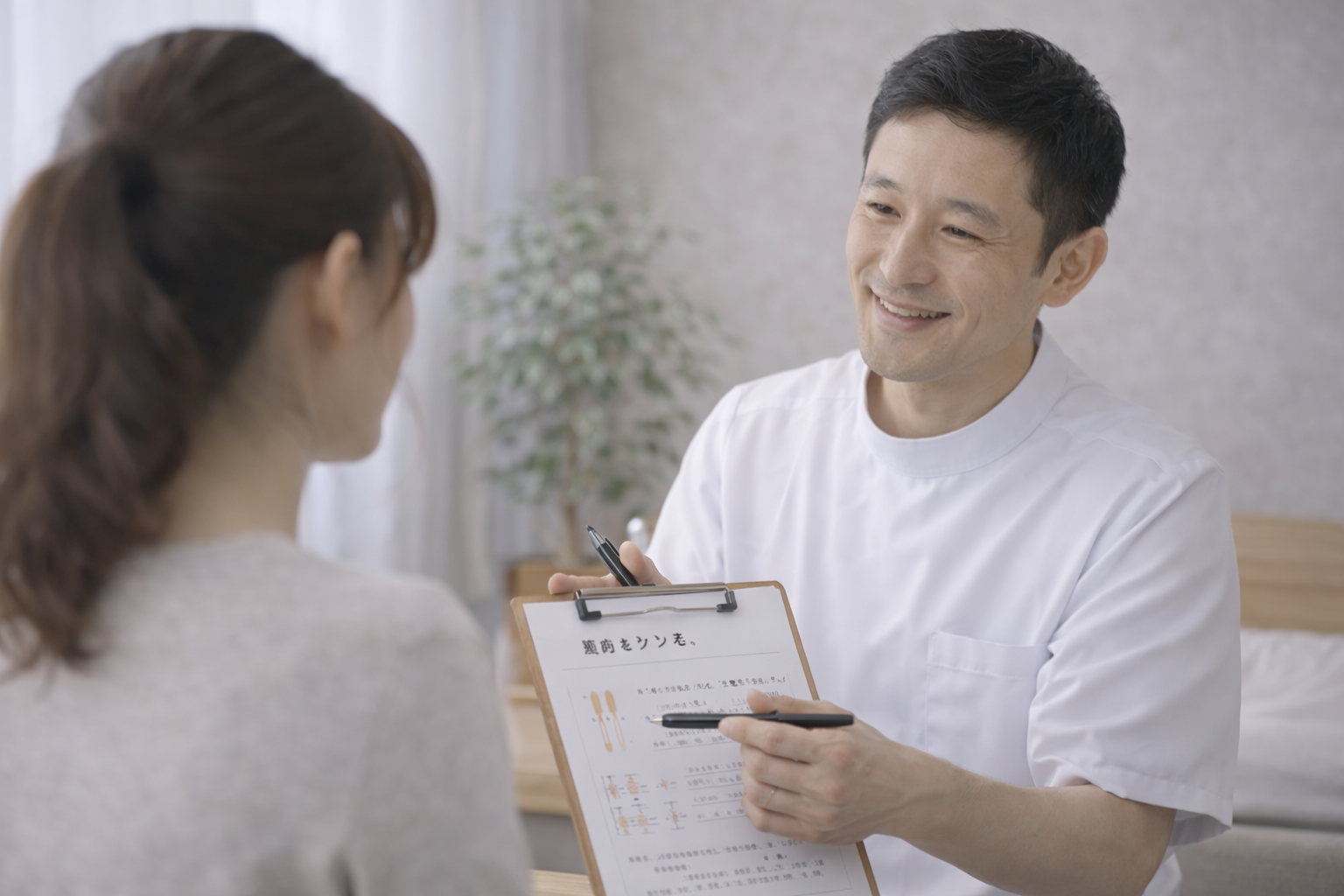 施術内容・料金の説明を行うカウンセリングの様子（鍼灸院）