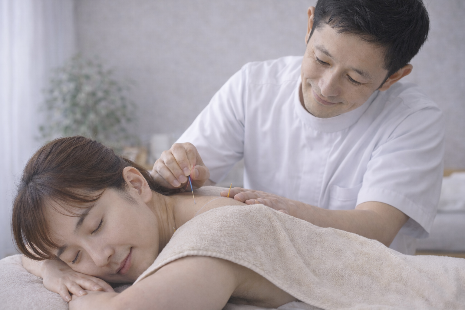 落ち着いた環境で鍼灸施術を行っている様子